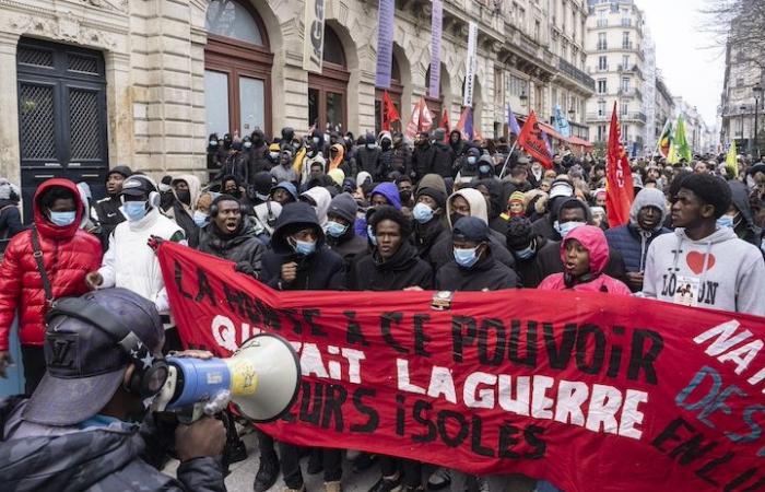 After a month, the 340 exiled minors who occupy the Gaîté Lyrique still have no accommodation solution