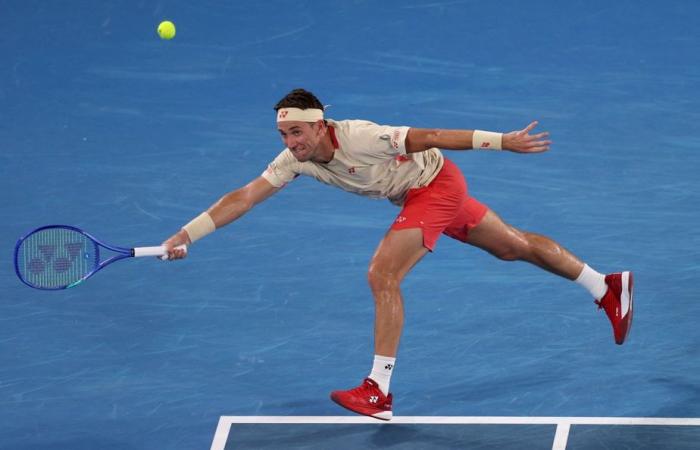 Australian Open | Alcaraz, Djokovic and Zverev advance to third round