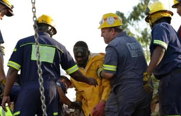 Disused mine in South Africa: 60 bodies extracted in two days