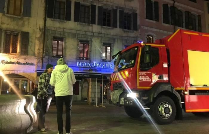 a building threatens to collapse in the historic center of Annecy, residents evacuated