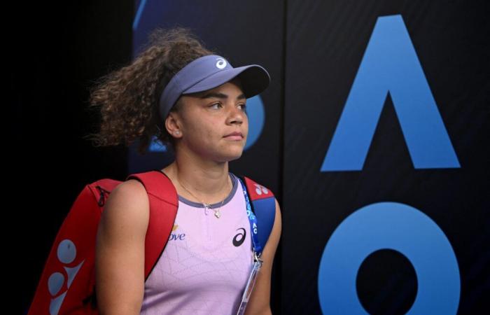 Jasmine Paolini advances with confidence in the second round of the Australian Open.