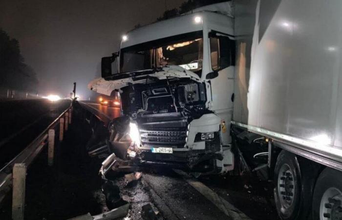 a heavy goods vehicle damaged in Saint-Avold causes 10 km of traffic jams on the A4