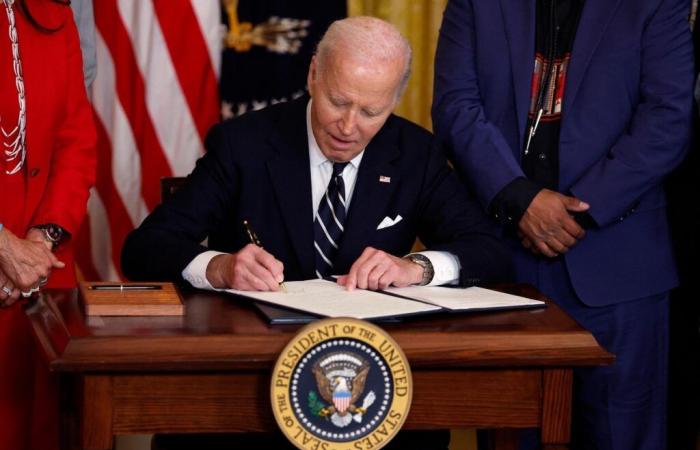 Biden extends a program to protect Hong Kongers