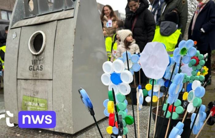 Children plant flowers made from waste material around glass bins in Heusden-Zolder: a signal not to leave excess waste behind