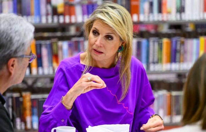 Queen Máxima embroiders her community experience with red thread