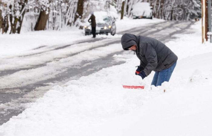 New York under heavy snowfall and whiteout conditions; safety alerts issued