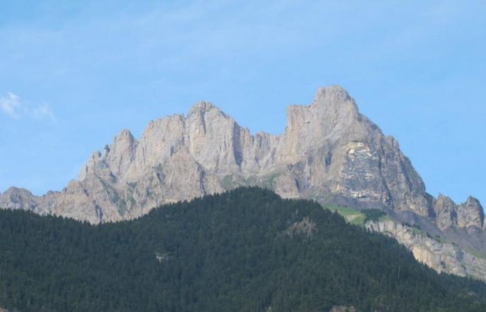 Haute-Savoie. A helicopter lands customers without authorization on the Aiguille de Varan