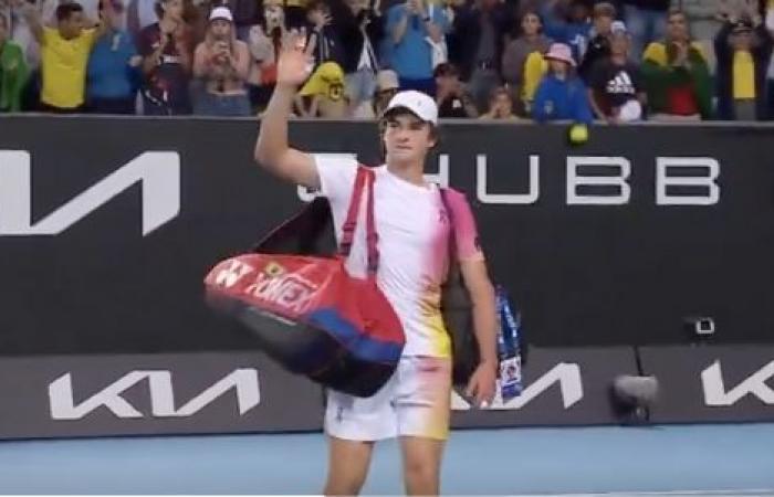 Australian Open, Videos > The huge ovation for Joao Fonseca after his five-set defeat against Sonego