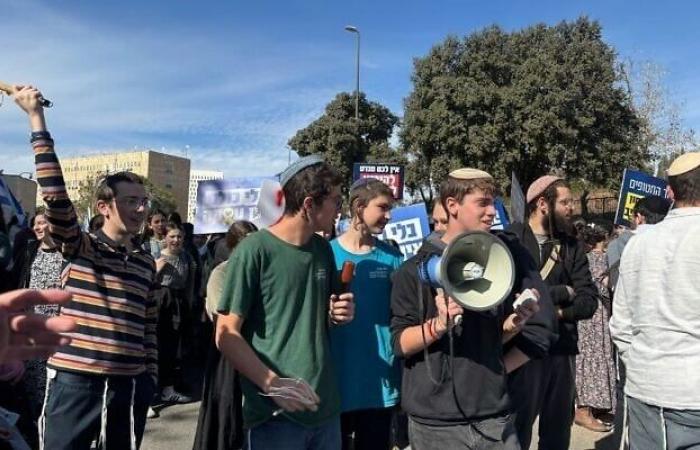 Protest against hostage deal reaches Knesset