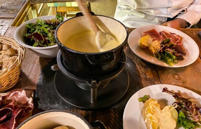 Fondue evenings at Chalet des Îles: cheese and dinner by the fireplace