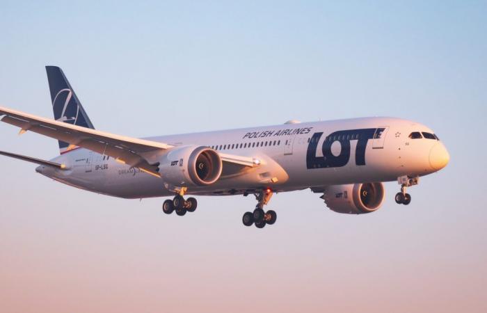 LOT company launches direct flights from Krakow to Orly