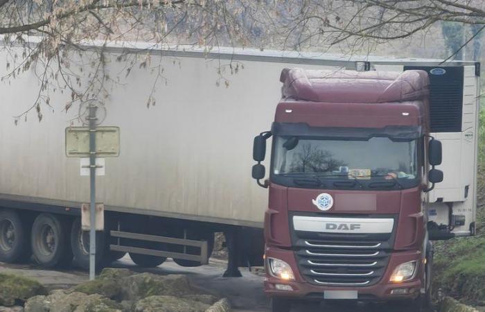 “No tonnage limitation strangely”: the incredible misadventure of a semi-trailer forced to cross a ford on the Aveyron river