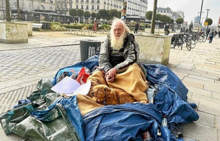 He has lived outside in Rennes for 25 years: a documentary tells his life