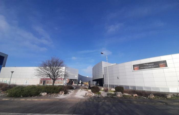 Near Toulouse. This large shopping center under construction will have a new “leisure and catering center”