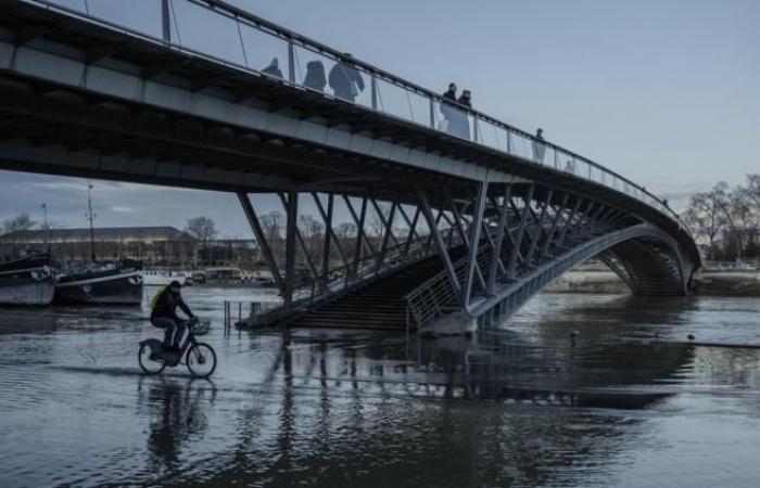 what is this device tested since Wednesday to avoid flooding in Paris?