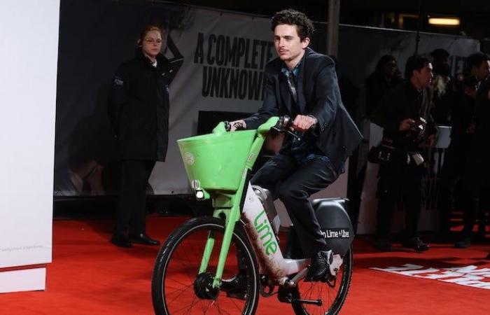 Timothée Chalamet arrives on his bike at the premiere of A Perfect Stranger… and gets fined