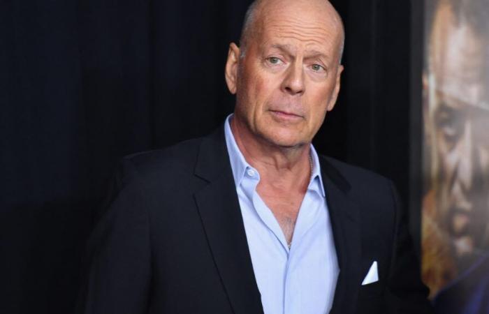 Bruce Willis thanks police officers, his first outing since announcing his illness