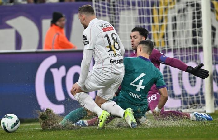 Four days of rest won’t make any difference: new turf in Anderlecht will come loose again against Antwerp