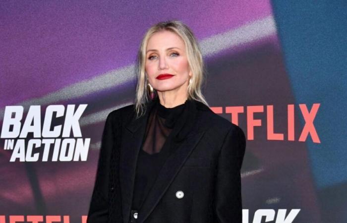 Cameron Diaz in transparent neckline and chic coat, she is stunning for her return to the screen