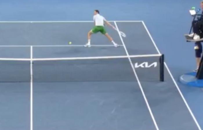 Australian Open, Videos > “Explain to me how Daniil Medvedev was able to do this at 2 a.m. and two points from losing the match,” says, in shock, journalist José Moron