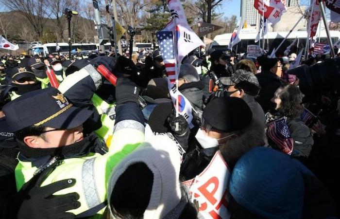 Far-right and Trump-inspired South Koreans defend President Yoon