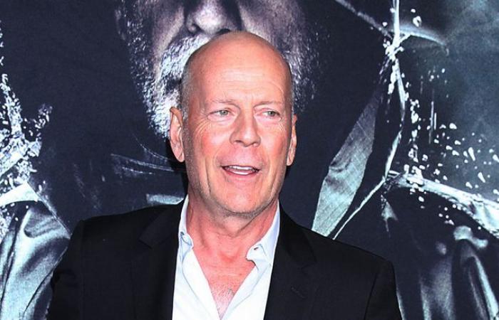 Bruce Willis appears in public to thank Los Angeles police officers and first responders