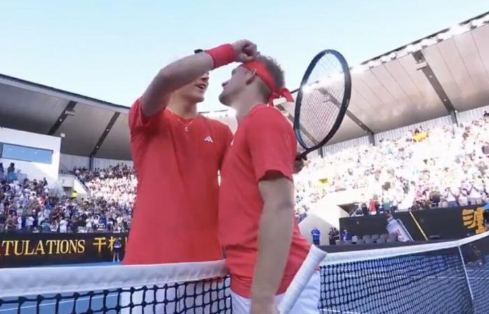 Australian Open, Videos > Defeated after two match points and two sets ahead, Mensik signs a brilliant hug with Davidovich Fokina