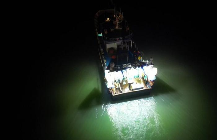 a French trawler attacked by a British fishing boat, a first in the Strait of Pas-de-Calais