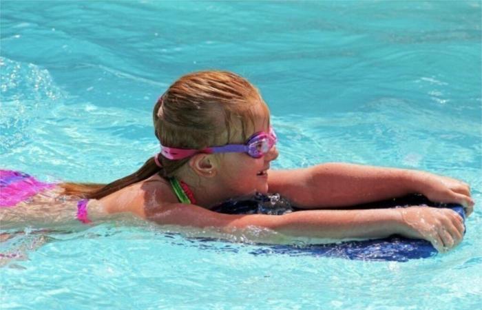 In Vendée, this swimming pool offers inexpensive courses to teach children to swim during the holidays