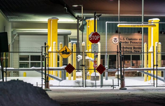 A barrier, a padlock and no agent at the border