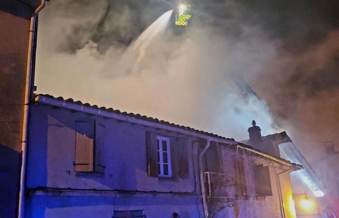 four houses destroyed by fire, families evacuated