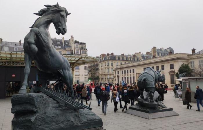 Paris: anti-abortion bracelets placed on the statues of the Musée d’Orsay in the middle of the night