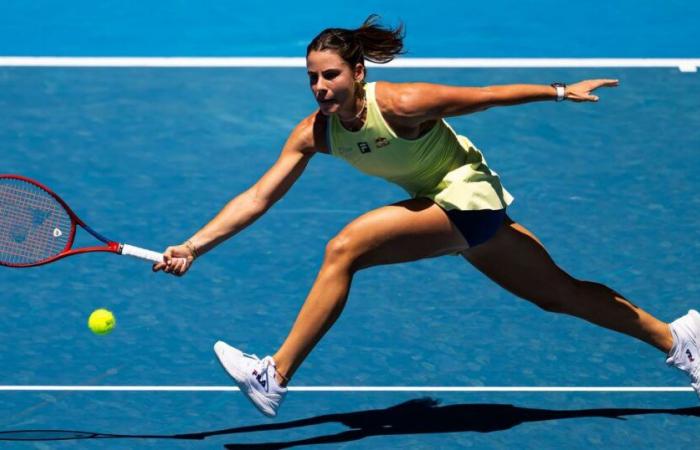 Navarro survives again to reach Australian Open Round of 16