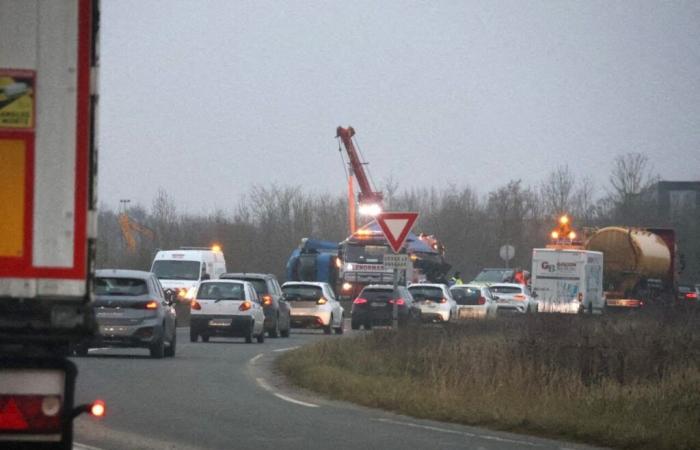 Huge traffic jam on the RN 31, a heavy goods vehicle lying on the tracks paralyzes traffic