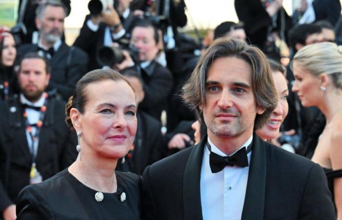 this reproach he makes to his mother, Carole Bouquet