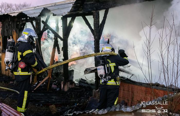 An agricultural building on fire in Monclar-d'Armagnac