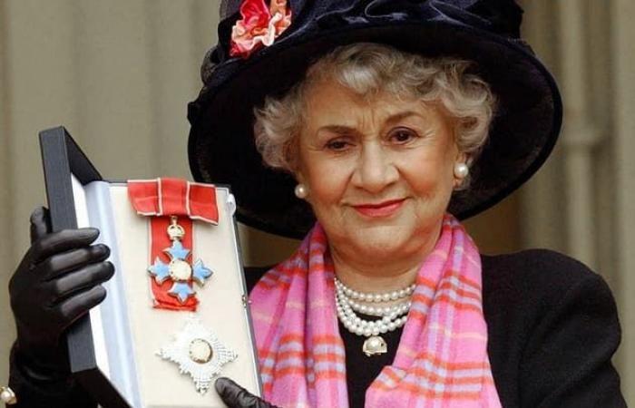 Joan Plowright, British actress who won two Golden Globes, dies at 95