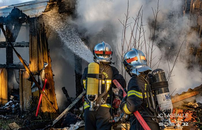 An agricultural building on fire in Monclar-d'Armagnac