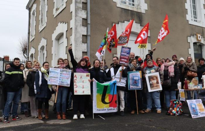 in the street, the AESH defend their students and their future