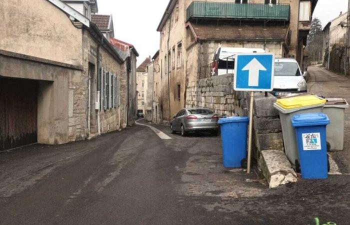 in this street, residents no longer know where to put their trash cans