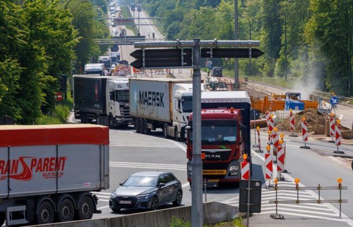 Collision between a car and a truck on the Brussels ring road: one person taken to hospital