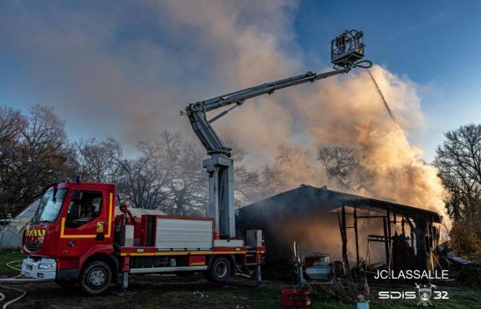 An agricultural building on fire in Monclar-d'Armagnac