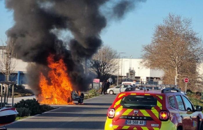 Vaucluse. A car on fire in the Auchan Le Pontet shopping area