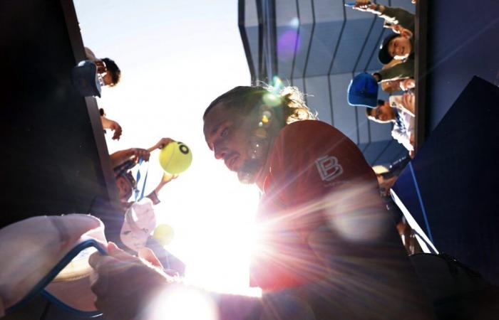 Zverev dominates Fearnley to reach fourth round of Australian Open without dropping a set.