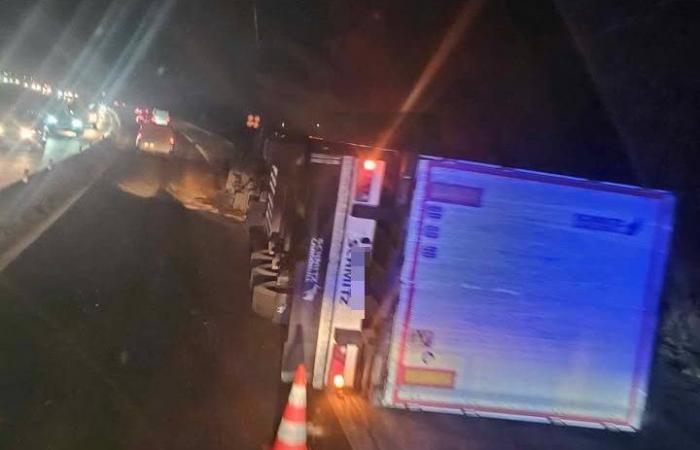 a truck lying on the RN31 disrupts traffic near Beauvais