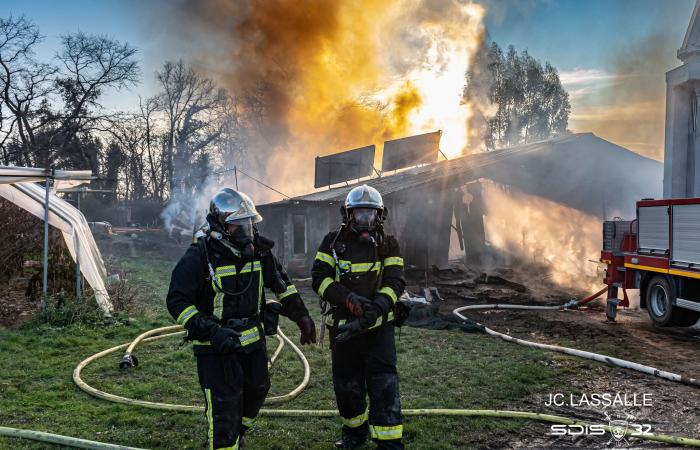 An agricultural building on fire in Monclar-d'Armagnac