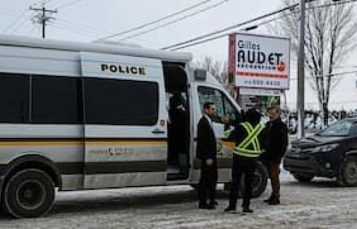 The population of Saint-Anselme awaiting the arrest of a suspect