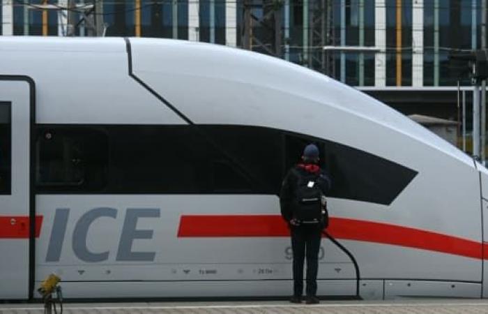 Surprised by the departure of his TGV, he hangs between two cars for 30 km and escapes unscathed