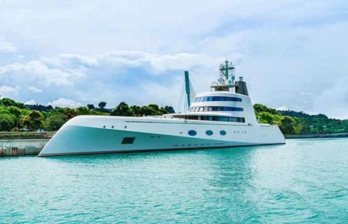 Jeff Bezos’s €500 Million Yacht Involved in a Raid in St. Barth