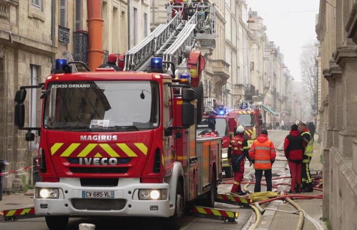 firefighters saluted after the violent fire which ravaged a building in Bordeaux